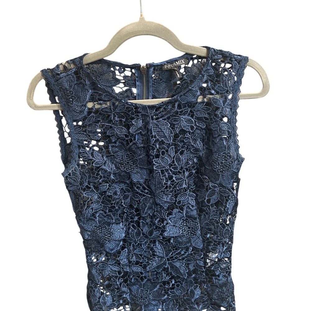 Intermix Blue Lace Fitted Sleeveless Scoop Neck Blouse